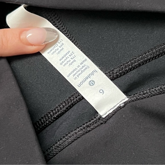 LULULEMON black spandex biker shorts, size 6 - Picture 5 of 6